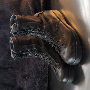 GORE-TEX Black High-Top Boots for Rugged Terrain